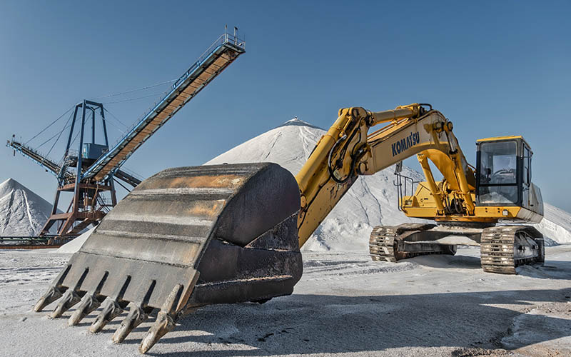 Winter Excavator Maintenance: Choosing the Right Fuel, Coolant, and Warm-Up Tips