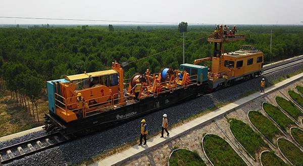 Apsveicam ar pastāvīgā spriegojuma kabeļu ieguldīšanas kravas automašīnas lokalizāciju elektrificēto dzelzceļu kontakttīklā Ķīnā