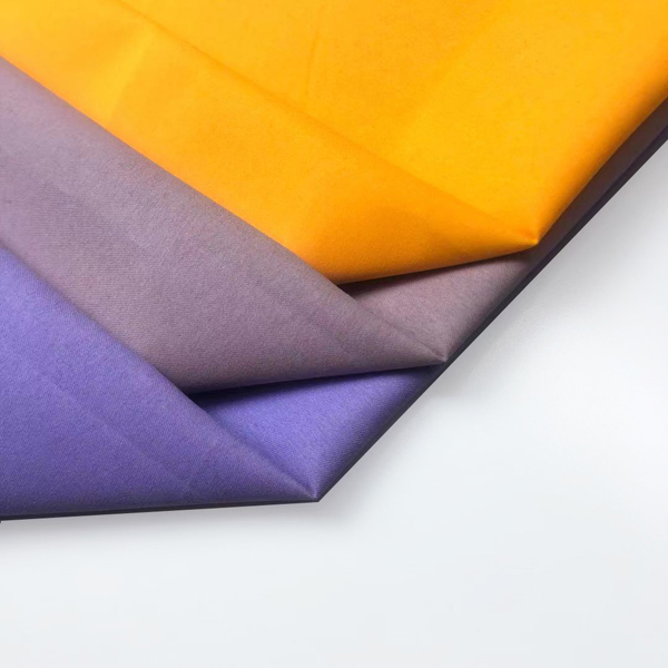 Ткань YA1084 для пляжной одежды с персиковой кожей, реагирующая на тепло, короткая, меняющая цвет