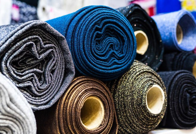 What are the characteristics of woven fabrics? What are the process advantages?