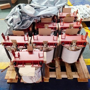 Jednofázový transformátor montovaný na pól nad hlavou konvenčního typu v olejové lázni5