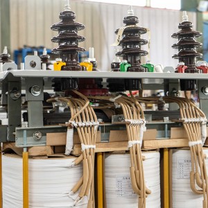 စွမ်းဆောင်ရည်မြင့်မားသော FR-3 အားဖြည့်ထားသော 125 kVA 160 kVA 13800V မှ 480V အဆင့်အထိ ဆီနှစ်မြှုပ်ထားသော Transformer2