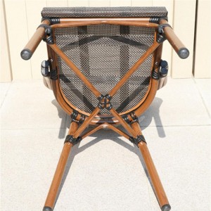 Cadeira de café empilhável de alumínio para exterior com design moderno e apoio de braço