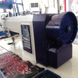 Компьютеризированная швейная машина челночного стежка JK200-1S с одношаговым двигателем, автоматическим триммером и сенсорной панелью.