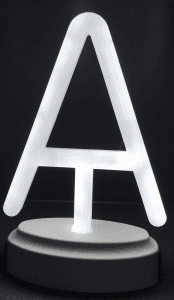 Lampu neon plastik huruf "A".