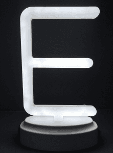 "E" harfi plastik neon chiroq