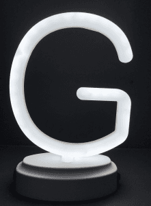 Plastična neonska luč s črko "G".