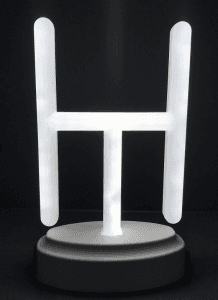 Plastové neónové svetlo s písmenom „H“.