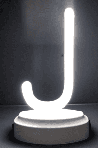 Lampu neon plastik huruf "J".