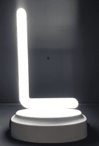 Lampu neon plastik huruf "L".