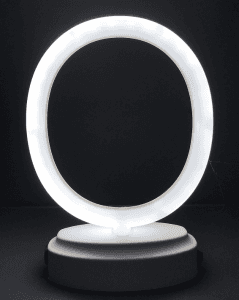 Буквата „О“ пластично неонско светло