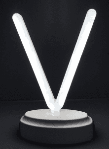Lampu neon plastik huruf "V".