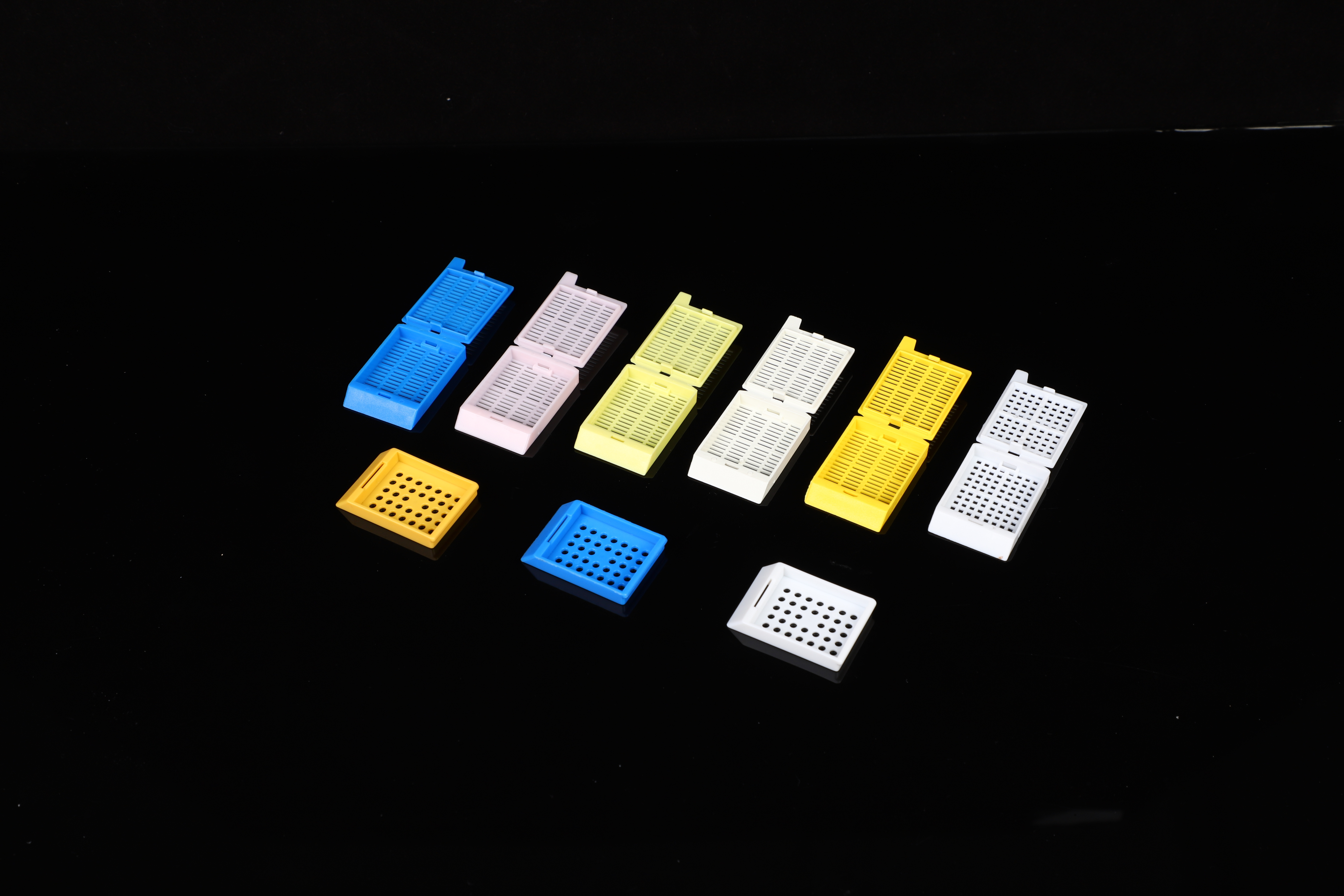 Disposable embedding box of different types of POM material