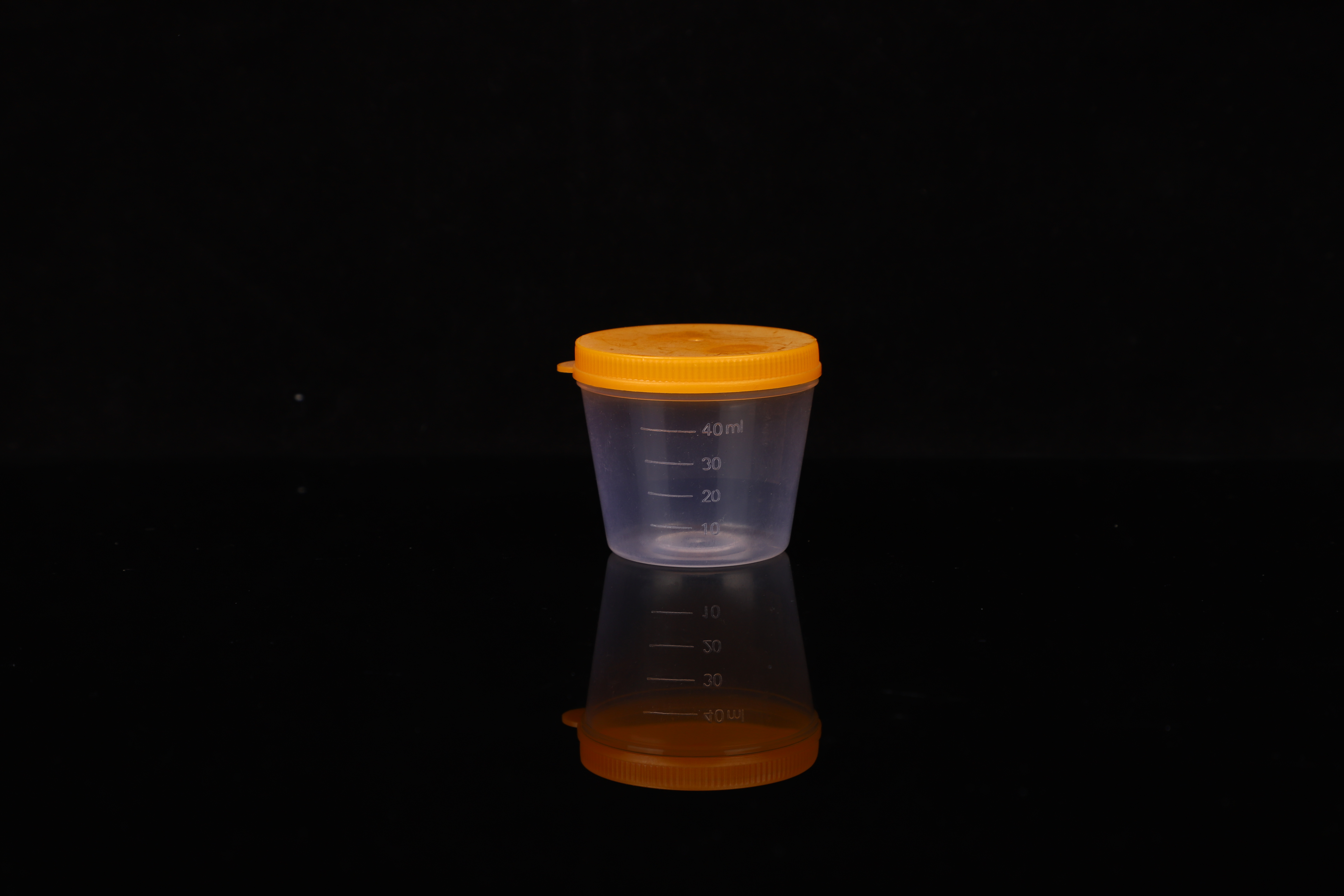 Disposable PP urine containers with various caps in hospitals, schools and laboratories