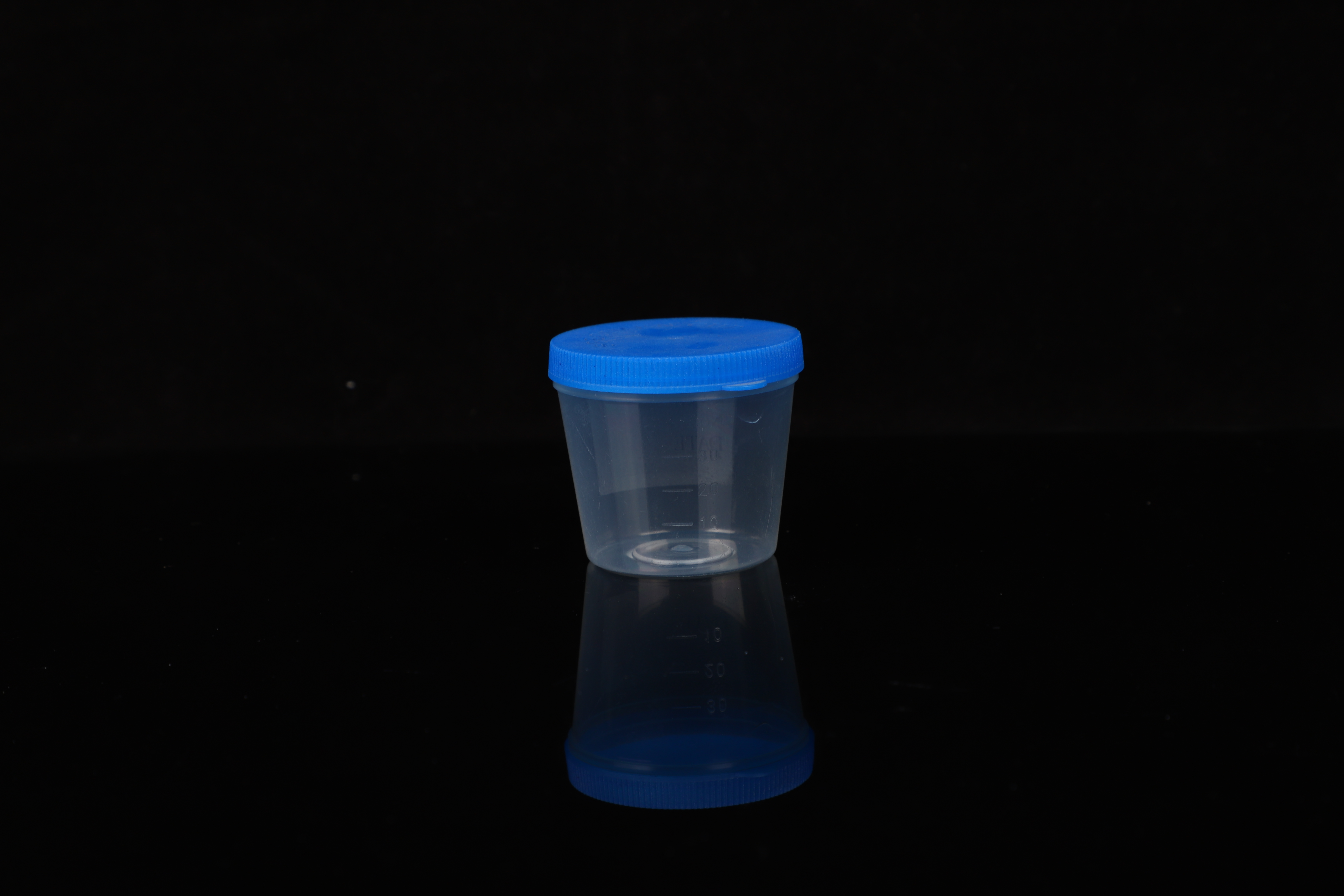 Disposable PP urine containers with various caps in hospitals, schools and laboratories