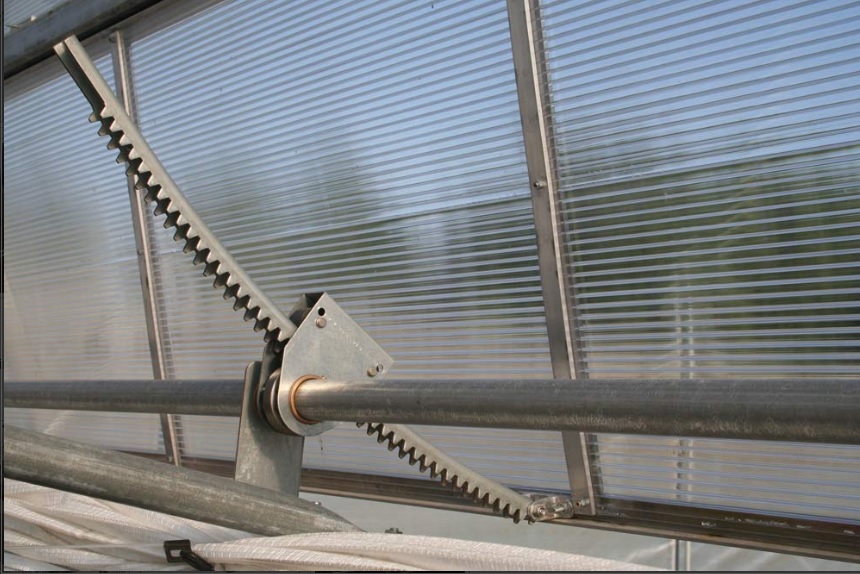Cremătă și pinion pentru sistem de ventilație în seră