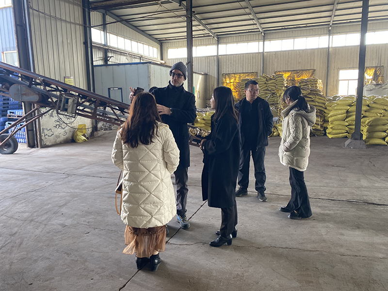 Pelanggan Luar Negeri Teka menyang Pabrik Kanggo Dolan lan Ijol-ijolan