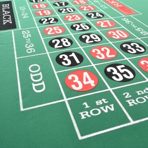 Zöld szerencsejáték rulett asztal számokkal