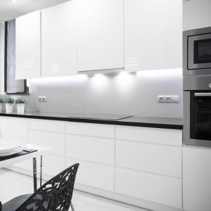 China wholesale Beautiful Kitchen Cabinets - High Gloss White Painting Flat Design Luxury Kitchen Cabinet with Blum Hardware – Kangton