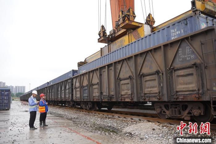 Guangxi's nieuwe energievoertuigen werden voor het eerst in het buitenland verkocht op gecombineerde goederentreinen per spoor en zee