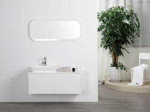 Pakabinami vonios kambario baldai su stalviršiu europietiško dizaino