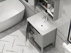 простий британський дизайн ванної кімнати з дзеркальною шафою