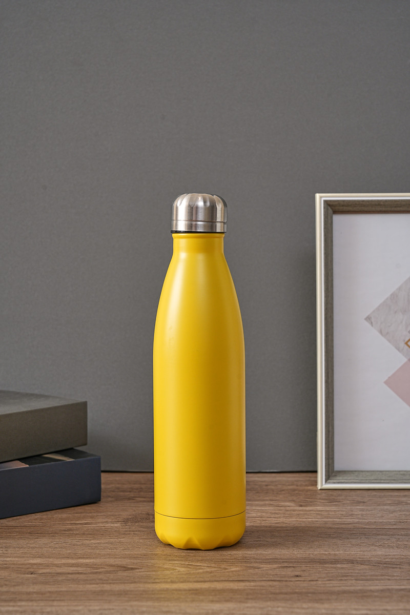 What spray coatings can be used on stainless steel water bottles and what are their effects?