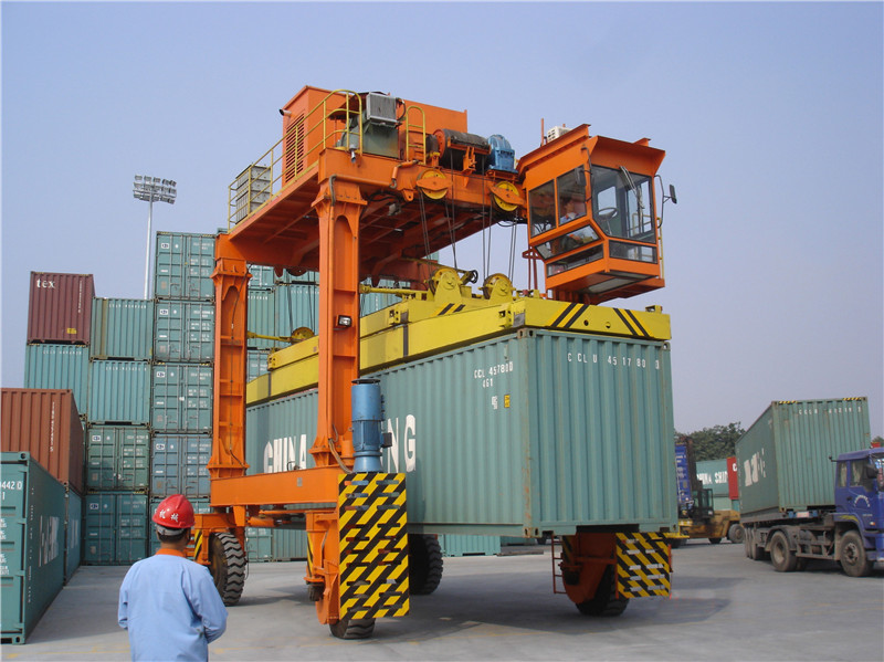 Continens Straddle-Carrier-Crane