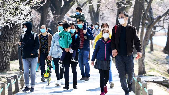 Why healthy Chinese wearing face masks outdoors?