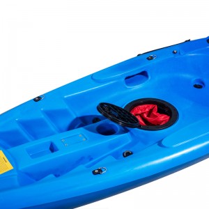 Plastik Venus duduk di atas kayak