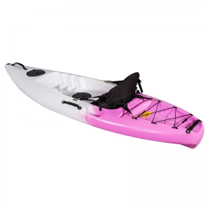 Flash single plastic kayak ဖြင့် လှော်ခတ်ရလွယ်ကူသည်။