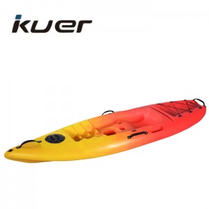 Kayak individual sentado en la parte superior, bote pequeño con remo, kayak de plástico