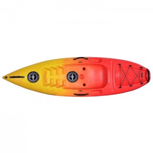 hlala umntu ongatshatanga phezulu kwinqanawa encinci ye-kayak ene-paddle plastic kayak
