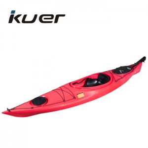 အရည်အသွေးမြင့် LLDPE သည် လူတစ်ဦးတည်း ကယက် rotomolded ocean kayak လှေပေါ်တွင် ထိုင်သည်။