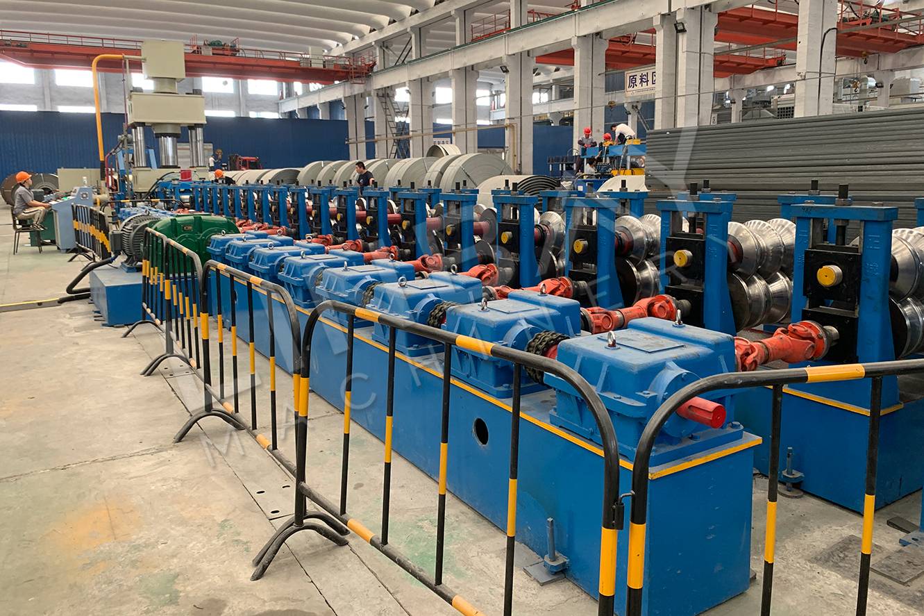 Machine de formage de rouleaux de barrière anti-collision en Chine