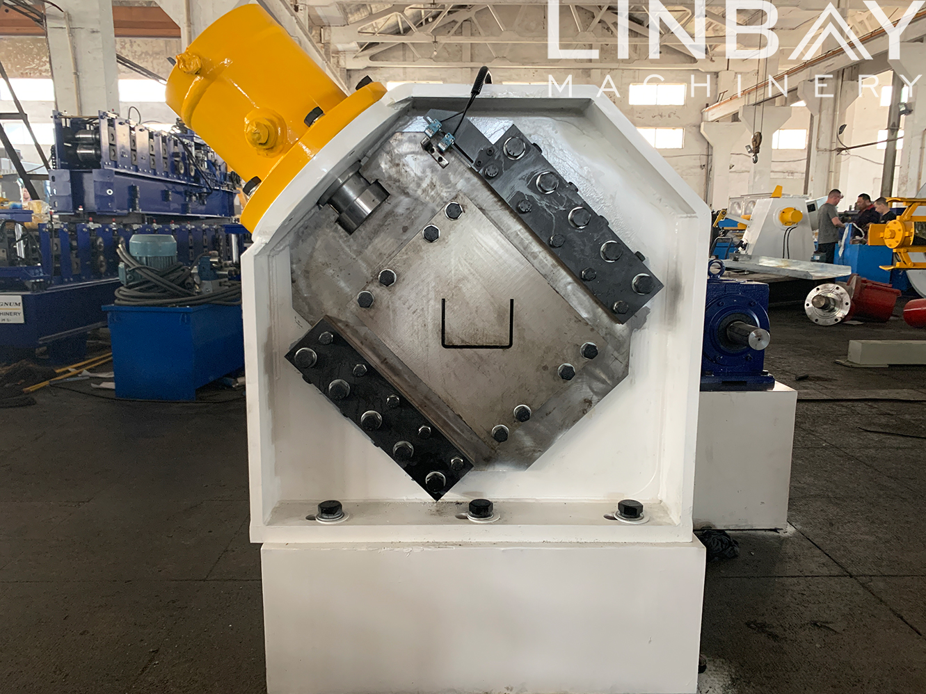 LINBAY-Export Leitplanken-Pfostenmaschine nach Saudi-Arabien