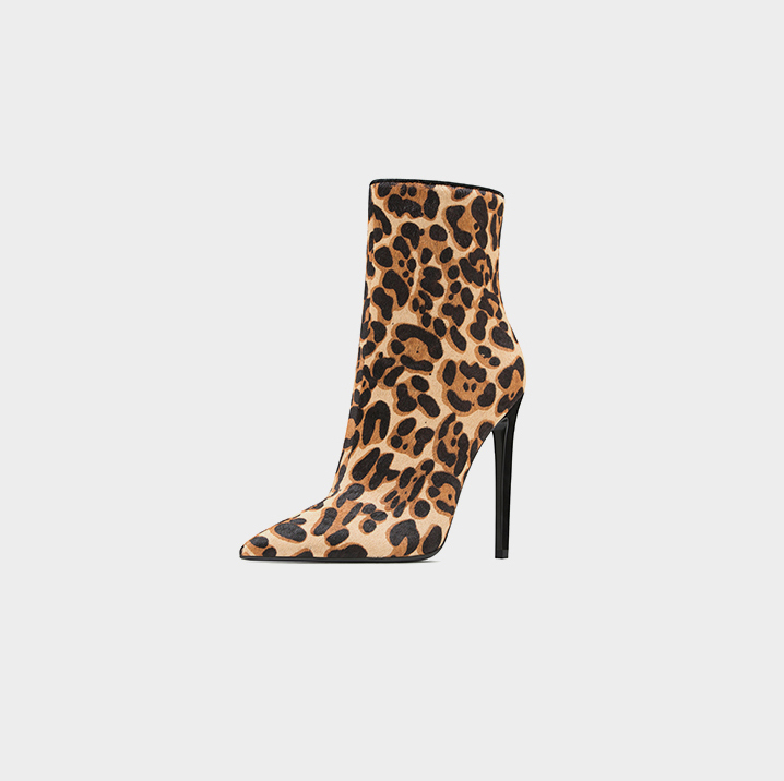 Mga naka-istilong leopard print na mga sexy na sapatos na pambabae na may matulis na mga daliri sa paa at malalambot na stiletto boots