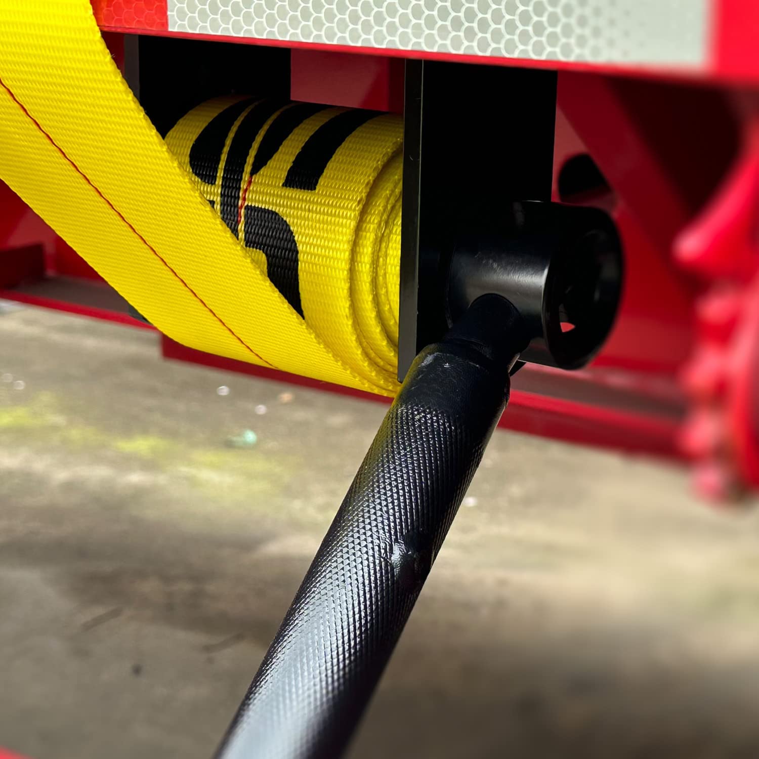 How to strap a load by web winch?