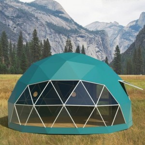 Цветна иглу с геодезическа куполна палатка с диаметър 5 м