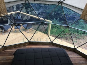 Die Kuppel 10 mit 6 m Durchmesser im Dschungel mit großen transparenten Wänden Teil.2