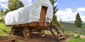 ဇိမ်ခံဟိုတယ် ဘီးပေါ်ရှိ တဲလေး conestoga wagon carriage tent homestay camping wagon tent
