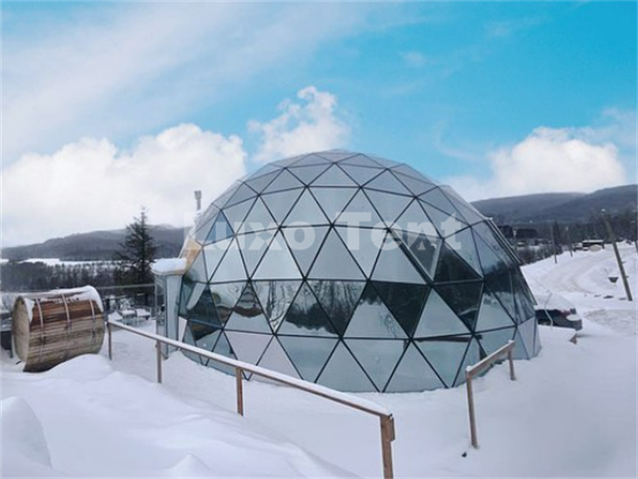Glass Dome tent ໃນປ່າໄມ້ການາດາ