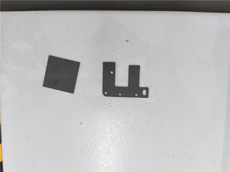 Elyaf lazerli kesish mashinasi 1000 Vt kesilgan silikon po'lat plitalar 0,3 mm
