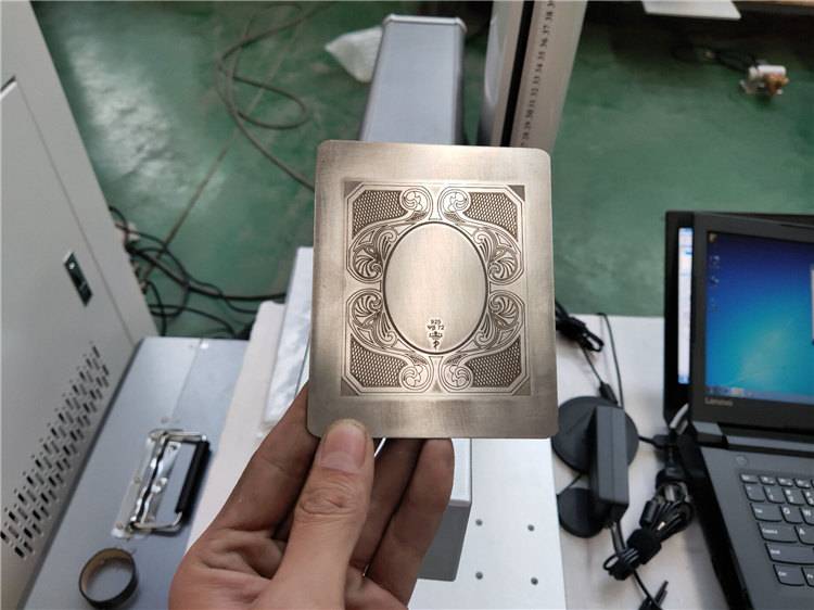 Hloubkové gravírování 50w vláknový laserový značkovací stroj pro nerezovou ocel