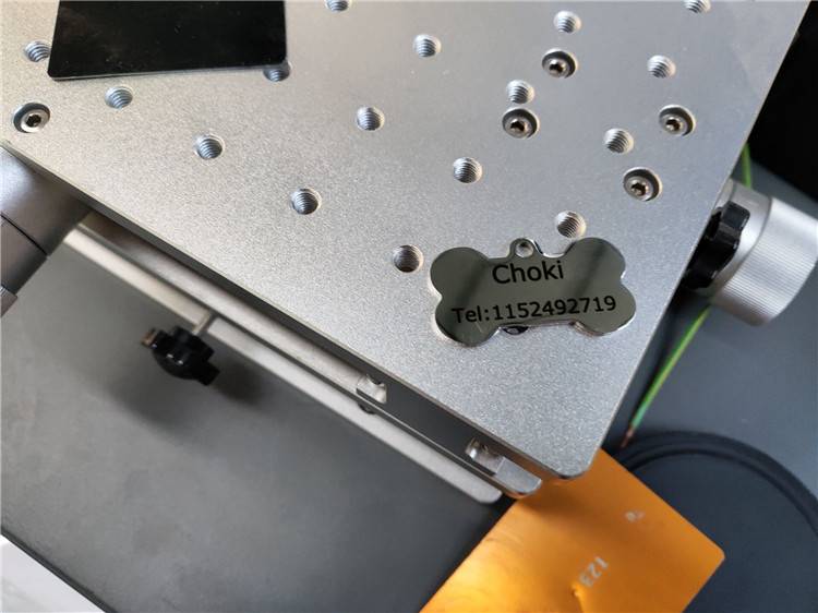 Маркіроўка валаконна-лазернай машыны на металічнай бірцы з лазерным генератарам 20 Вт 30 Вт 50 Вт