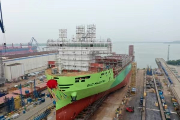 SUMEC Shipbuilding Company successfully launched the first domestically-built feeder methanol dual-fuel container ship