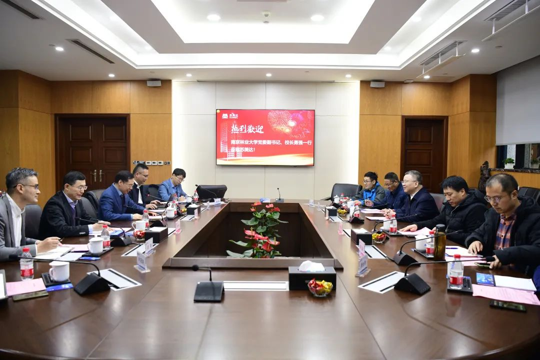 Yong Qiang รองเลขาธิการคณะกรรมการพรรคและอธิการบดี Nanjing Forestry University เยี่ยมชม Sumec