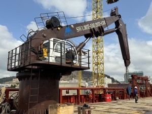 Der 30-Tonnen-Marinekran mit KR-Klassenzertifikat wird für die Installation und Wartung von Offshore-Windkraftanlagen eingesetzt