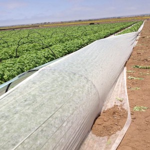 Подлога за покривање филма ПП биоразградива пољопривредна неткана тканина која се користи за покривање биљака у стакленицима