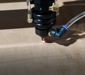 Lasersnijdende houten snijplank